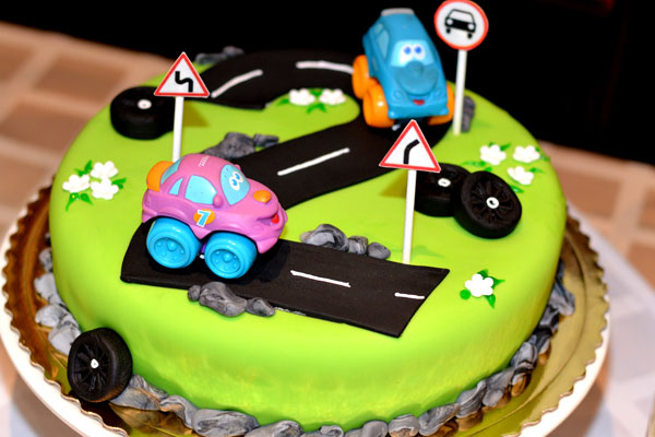 Žalias tortas su mašinėlėmis ir keliu