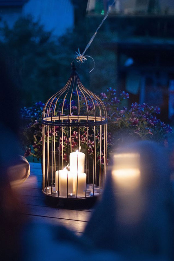 Vintažinis narvelis naktį žvakių šviesoje dekoravimas