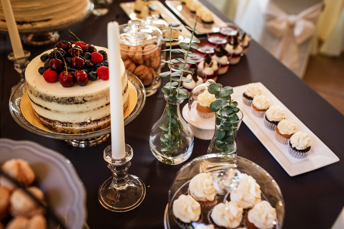 Stiklinės kolbelės, vazelės ant saldaus vestuvių stalo