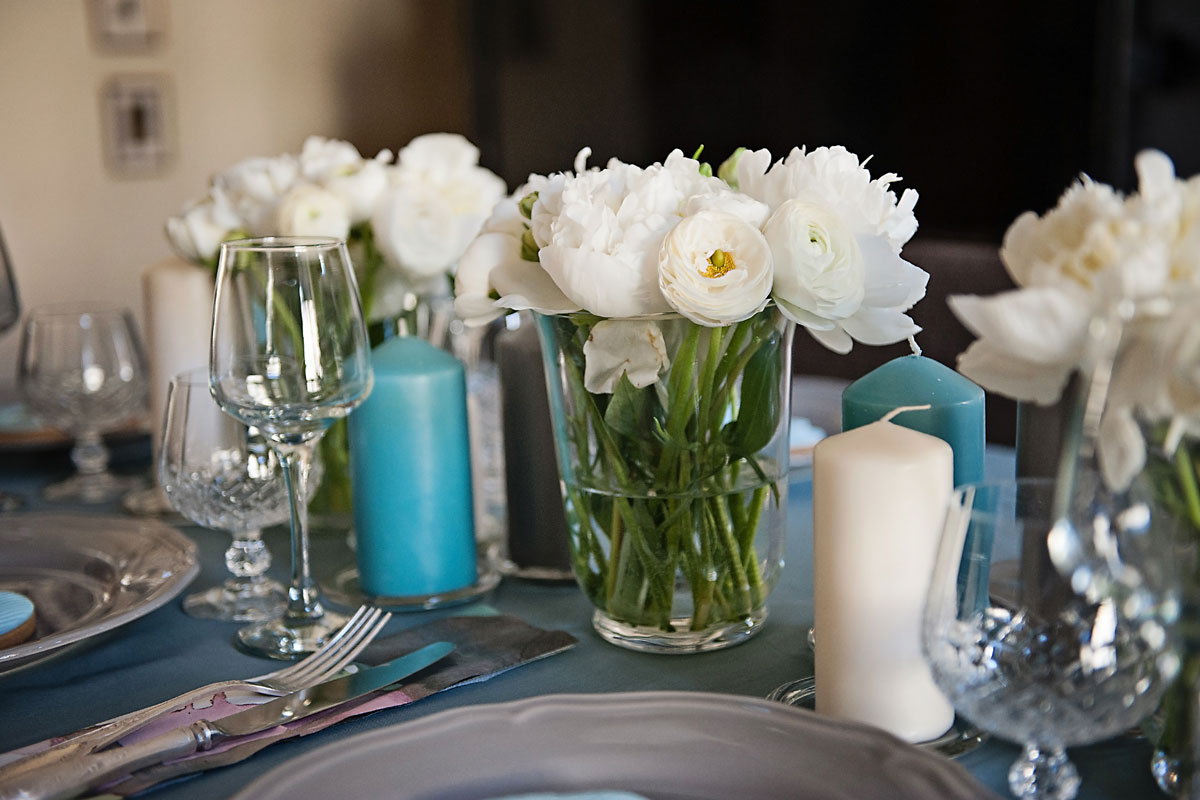 stalo dekoras su baltais gėlių žiedais