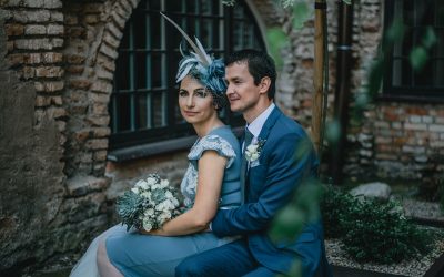 Pilkai mėlynos vestuvės su vintažo prieskoniu