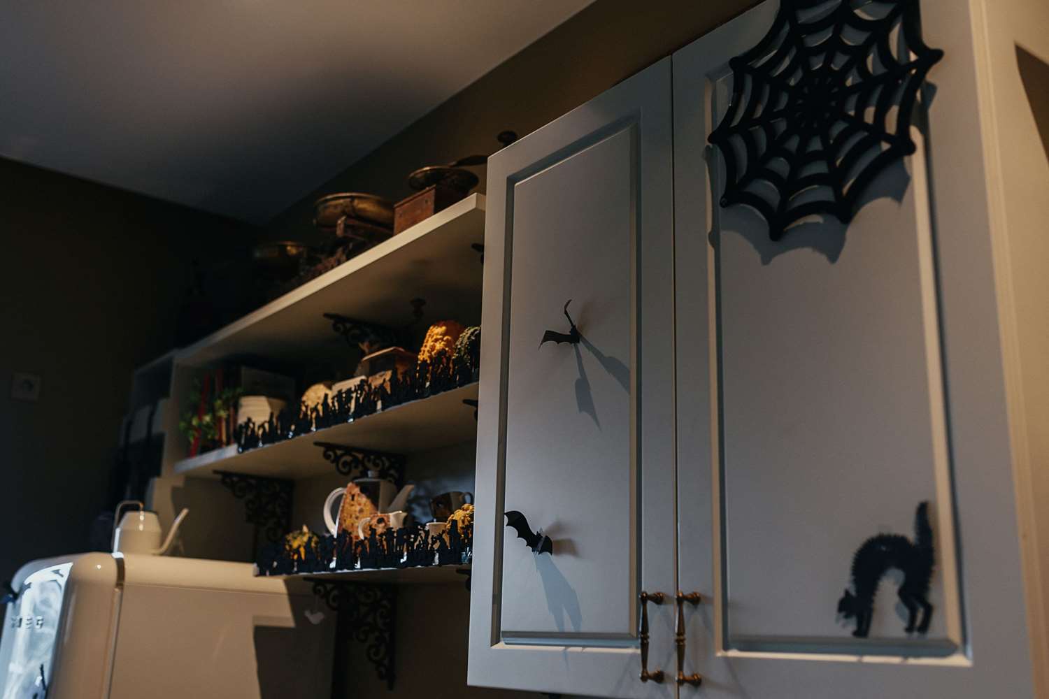 Virtuvė dekoruota Helovyno atributika