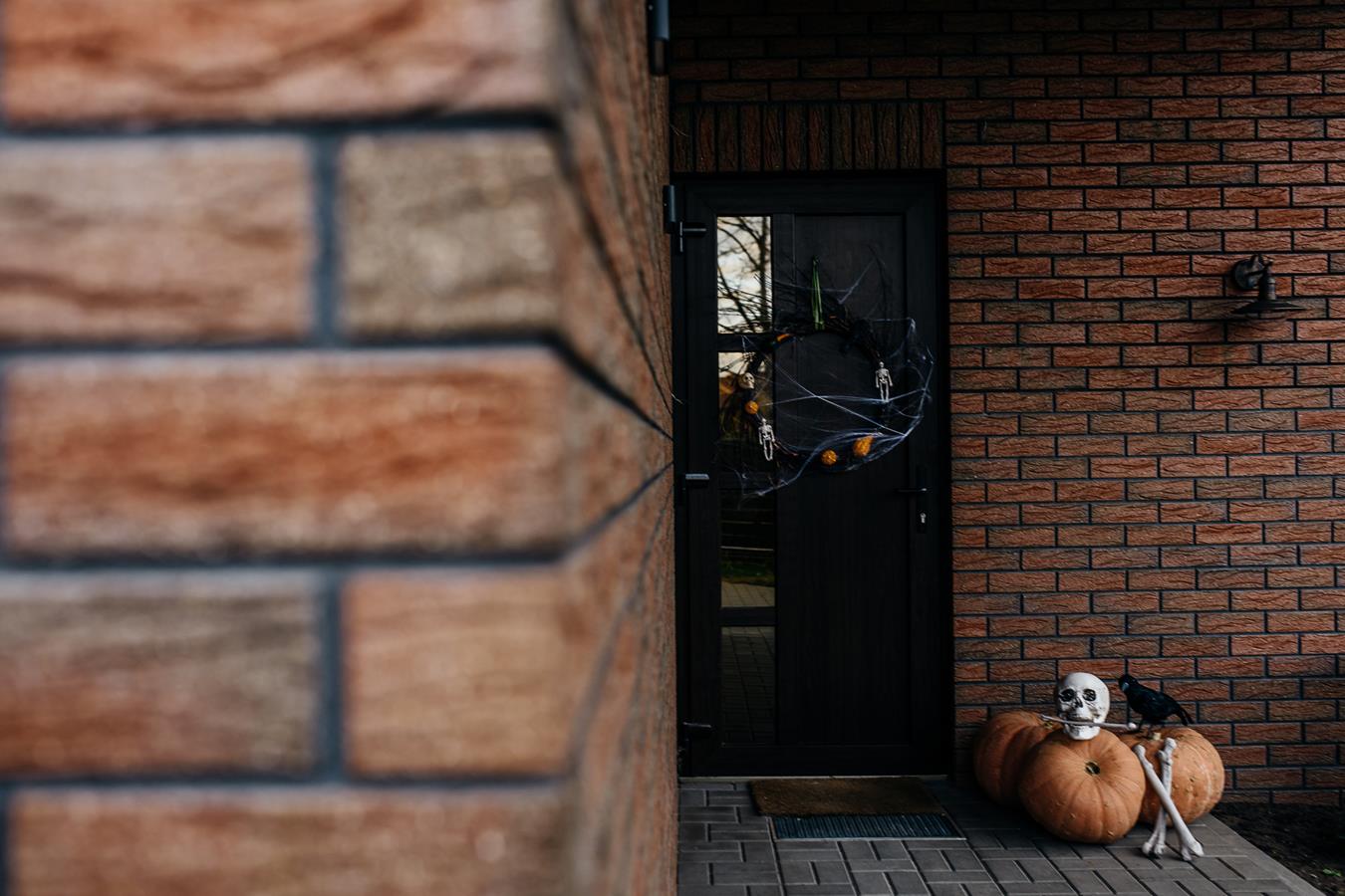 Namų durys dekoruotos moliūgais ir kaukolėmis - Asta Deco