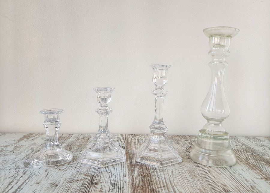 Keturios žvakidės stiklo skirtingo aukščio