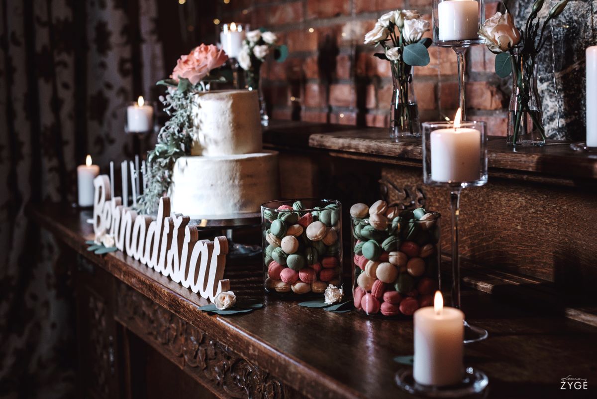 Vestuvių saldus stalas su tortu