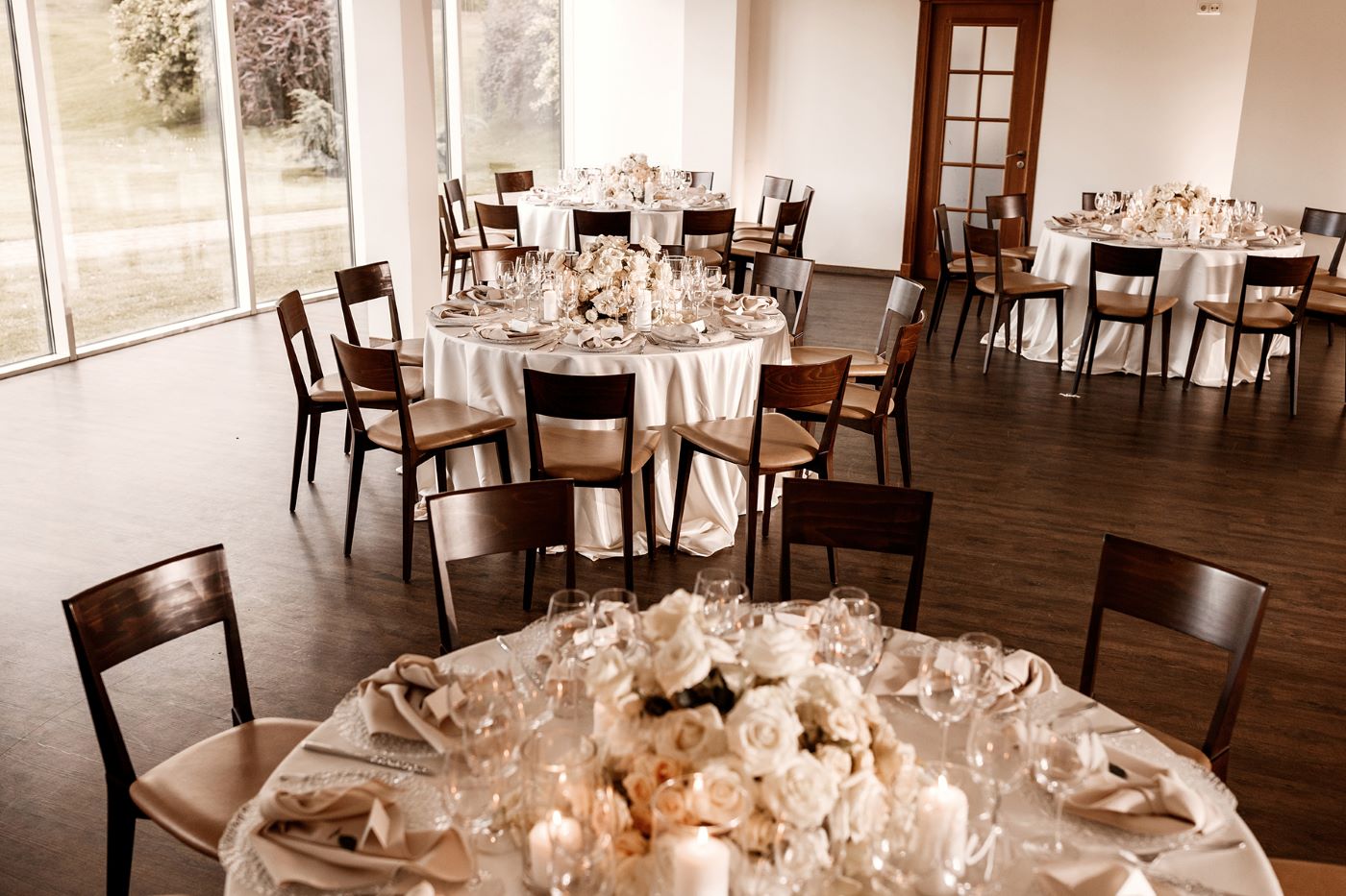 Modernios klasikos vestuvės - vestuvių salė su stalais