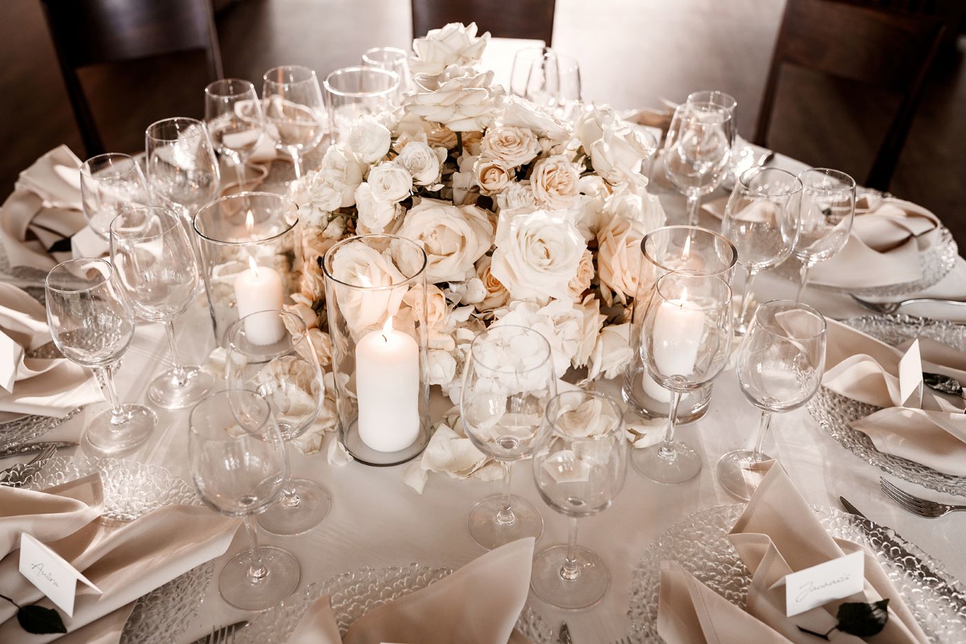 Modernios klasikos vestuvės - padengtas vestuvių stalas