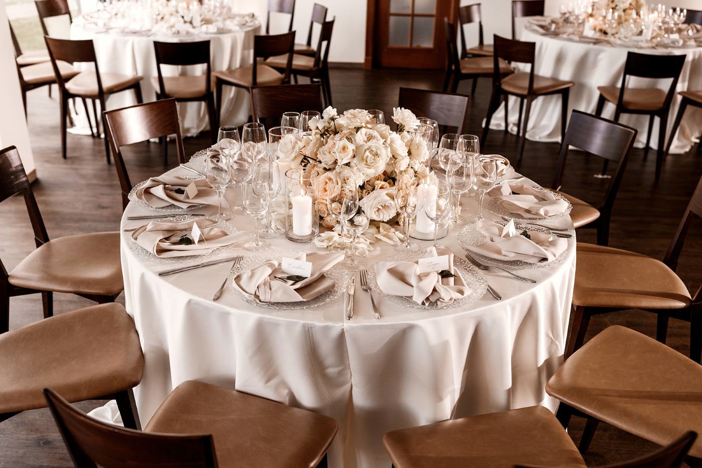 Modernios klasikos vestuvės - apvalus vestuvių stalas